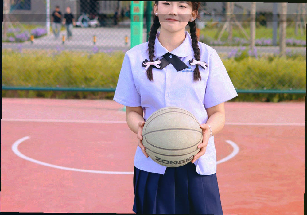 深色房间内的多屏数据界面与键盘剪影，无人物面部